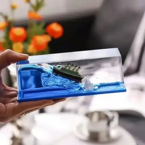 Maquette de bateau flottant dans une structure transparente
