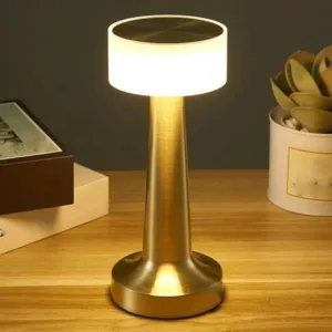 Lampe de table moderne en laiton sur une table en bois
