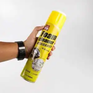 Nettoyant mousse multi-usage Maroc pulvérisé sur la portière d’une voiture
