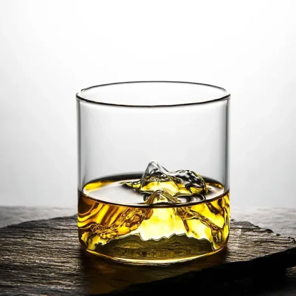 Verre à whisky design en cristal avec un fond texturé, parfait pour apprécier vos spiritueux.