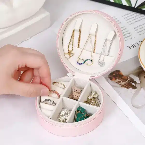 Boîte à bijoux ronde et portable avec compartiments pour organiser et protéger vos bijoux lors de voyages