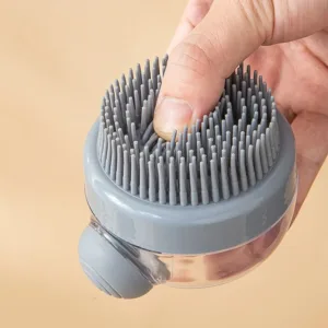 Brosse de nettoyage en silicone grise pour animaux de compagnie, avec poils doux et réservoir intégré pour le shampoing