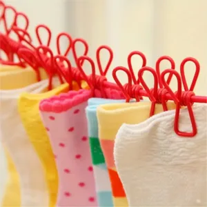 Corde à linge élastique 170 cm avec 12 pinces métalliques antirouille, idéale pour sécher vêtements et chaussettes à la maison ou en voyage.