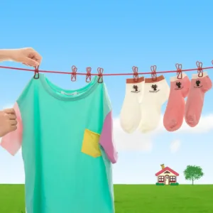 Corde à linge élastique 170 cm avec 12 pinces métalliques antirouille, idéale pour sécher vêtements et chaussettes à la maison ou en voyage.