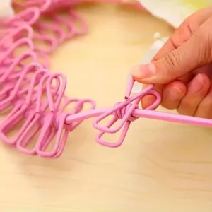 Corde à linge élastique 170 cm avec 12 pinces métalliques antirouille, idéale pour sécher vêtements et chaussettes à la maison ou en voyage.