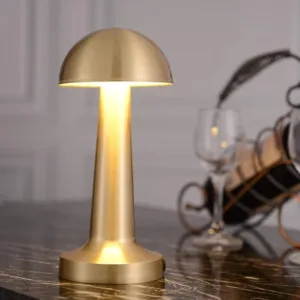 Lampe de table en laiton moderne sur une table en marbre
