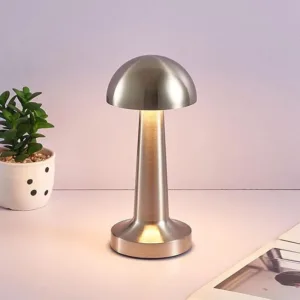 Lampe de table en laiton moderne sur une table en marbre