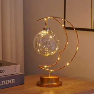 Lampe de table LED suspendue, design élégant avec une lumière douce et chaleureuse, posée sur une table près de livres.