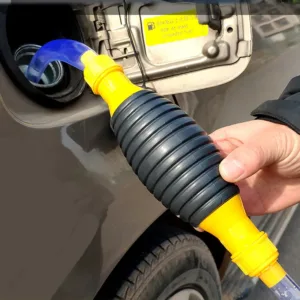 Pompe de transfert de carburant manuel utilisée pour siphonner du carburant dans un véhicule.