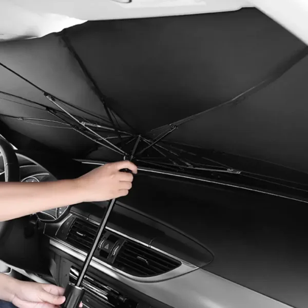 Pare soleil de voiture pliable en forme de parapluie installé sur un pare-brise, offrant une protection contre les rayons UV et la chaleur