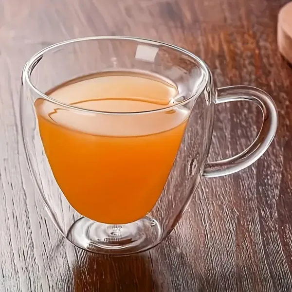 Tasse en verre double paroi transparente avec café chaud