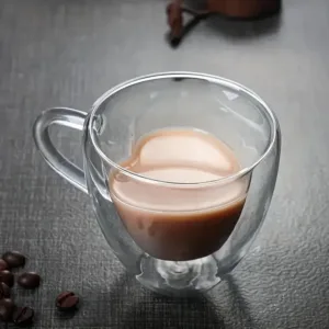 Tasse en verre double paroi transparente avec café chaud