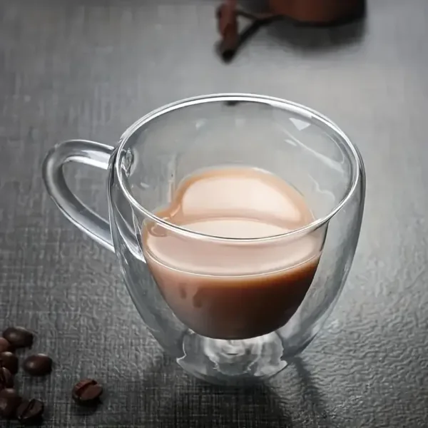 Tasse en verre double paroi transparente avec café chaud