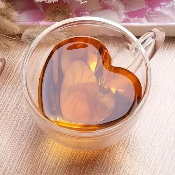 Tasse en verre double paroi transparente avec café chaud