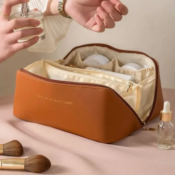 Trousse de maquillage rose avec plusieurs compartiments, idéale pour organiser des produits de beauté et des accessoires de maquillage