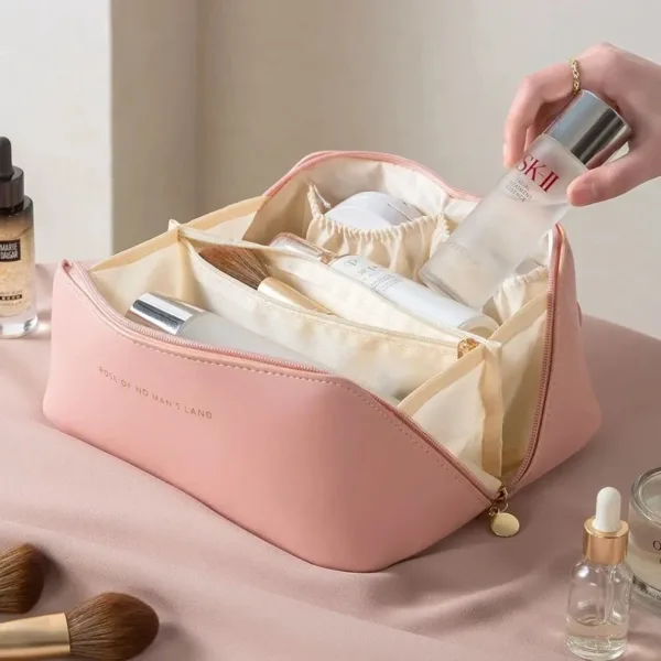 Trousse de maquillage rose avec plusieurs compartiments, idéale pour organiser des produits de beauté et des accessoires de maquillage