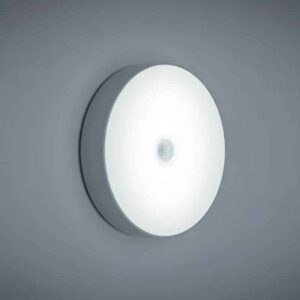 Lampe LED avec détecteur de mouvement installée près d'un lit pour un éclairage automatique