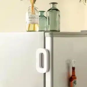 Verrou de sécurité adhésif pour réfrigérateur installé sur une porte