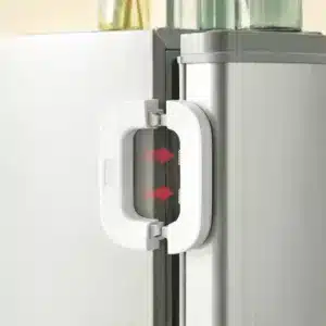 Verrou de sécurité adhésif pour réfrigérateur installé sur une porte