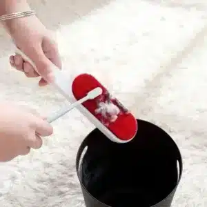 Brosse anti poils et anti peluches utilisée pour retirer les peluches sur un pull