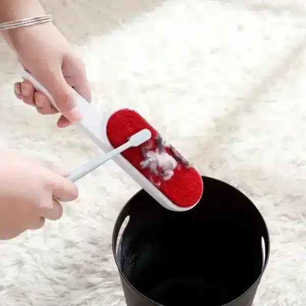 Brosse anti poils et anti peluches utilisée pour retirer les peluches sur un pull