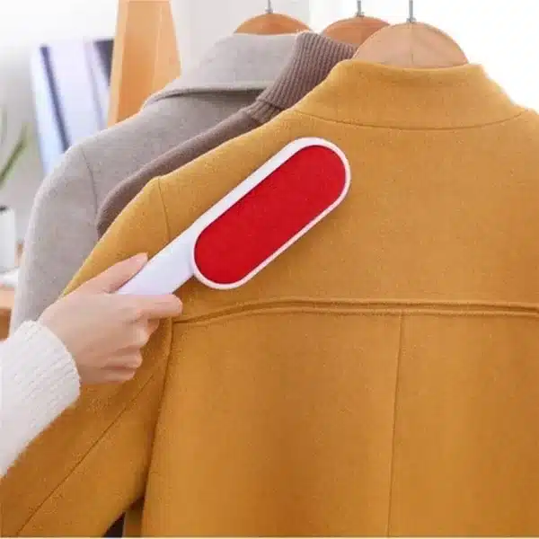 Brosse anti poils et anti peluches utilisée pour retirer les peluches sur un pull