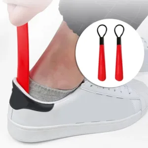 Chausse pied compact et portable en plastique rouge avec une boucle noire.