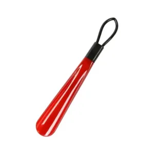 Chausse pied compact et portable en plastique rouge avec une boucle noire.