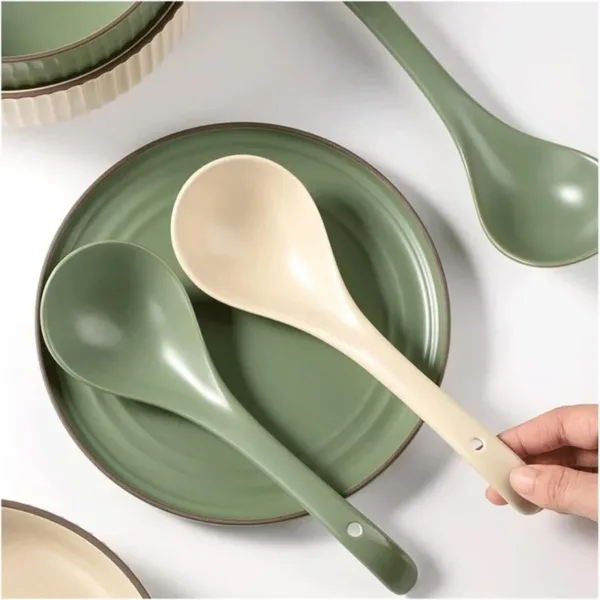 Cuillère à soupe en céramique élégante avec design moderne