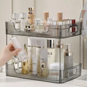 Organisateur de maquillage transparent à deux niveaux avec produits de beauté rangés.