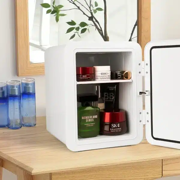 mini réfrigérateur cosmétique LED blanc avec soins à l’intérieur