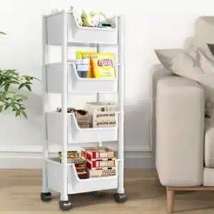 Étagère de rangement blanche avec paniers amovibles et roulettes, utilisée pour organiser des produits alimentaires dans une cuisine ou un salon.
