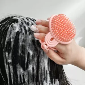 Brosse de douche en silicone 2-en-1 avec distributeur de savon, idéale pour exfolier et masser la peau.