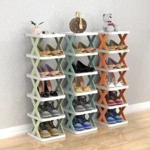 Étagère à chaussures compacte à 6 niveaux, rangée dans un coin près d'une porte, avec plusieurs paires de chaussures organisées.