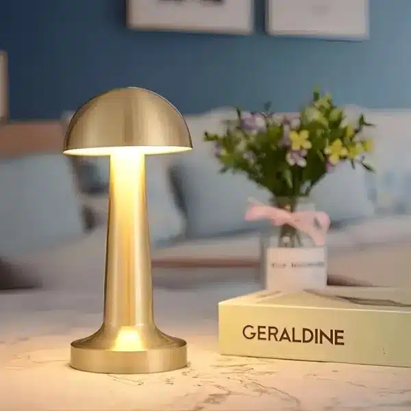 Lampe de table en laiton moderne, avec un abat-jour élégant et un design raffiné, idéale pour éclairer une chambre ou un salon avec style.