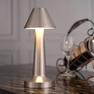 Lampe de table en laiton moderne, avec un abat-jour élégant et un design raffiné, idéale pour éclairer une chambre ou un salon avec style.