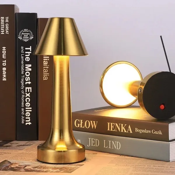 Lampe de table en laiton moderne, avec un abat-jour élégant et un design raffiné, idéale pour éclairer une chambre ou un salon avec style.