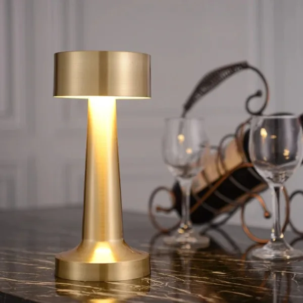 Lampe de table en laiton moderne, avec un abat-jour élégant et un design raffiné, idéale pour éclairer une chambre ou un salon avec style.