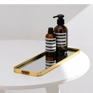 Plateau rectangulaire en miroir avec cadre doré pour une décoration élégante.