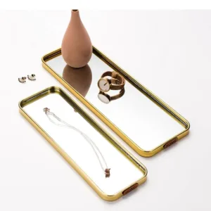 Plateau rectangulaire en miroir avec cadre doré pour une décoration élégante.