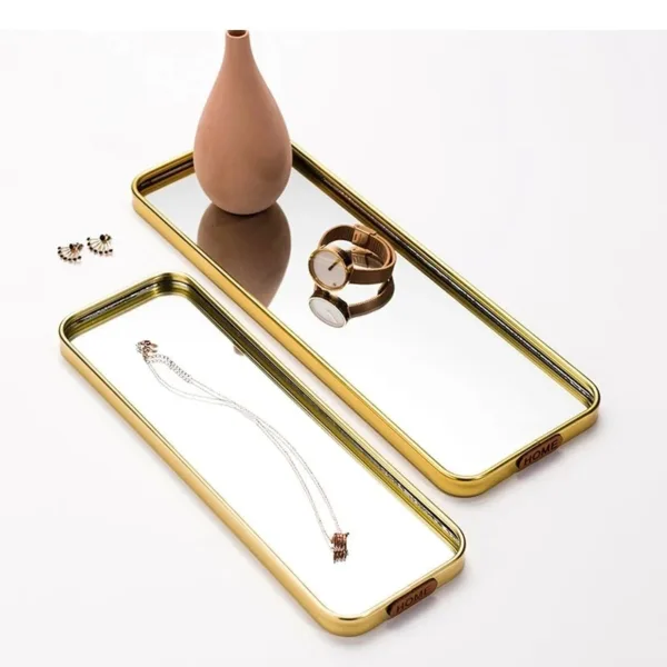 Plateau rectangulaire en miroir avec cadre doré pour une décoration élégante.