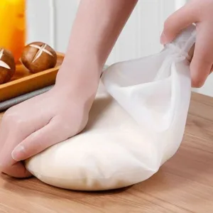 Sac à pétrir en silicone alimentaire pour une préparation facile de pâtes et pâtisseries.