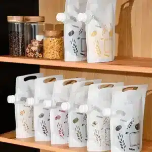 Sacs de rangement hermétiques avec bouchon refermable, utilisés pour la conservation de liquides, graines et aliments solides, pratiques et réutilisables.