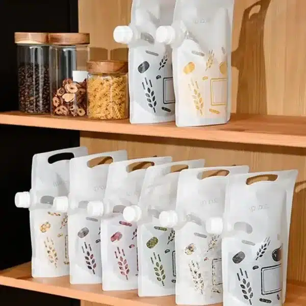 Sacs de rangement hermétiques avec bouchon refermable, utilisés pour la conservation de liquides, graines et aliments solides, pratiques et réutilisables.