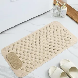 Tapis de bain antidérapant beige avec ventouses et surface massante, installé dans une salle de bain pour plus de sécurité et de confort.