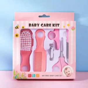 Kit de soins pour bébé comprenant brosse, peigne, coupe-ongles et accessoires, idéal pour les soins quotidiens des nouveau-nés.