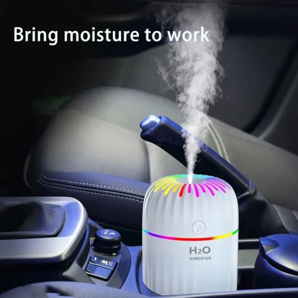 Mini humidificateur d'air portable pour voiture avec éclairage LED coloré, parfait pour améliorer l'humidité et l'ambiance.