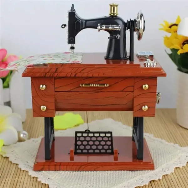 Mini machine à coudre décorative vintage en bois et métal, parfaite pour une décoration rétro et élégante.