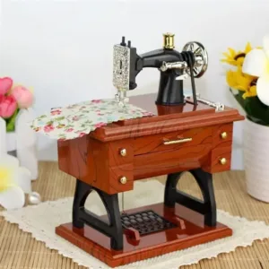 Mini machine à coudre décorative vintage en bois et métal, parfaite pour une décoration rétro et élégante.