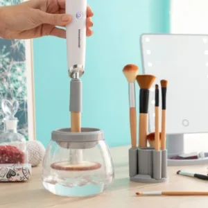 Nettoyeur automatique pour pinceaux de maquillage en action, nettoyant un pinceau dans un bol d'eau pour un résultat rapide et efficace